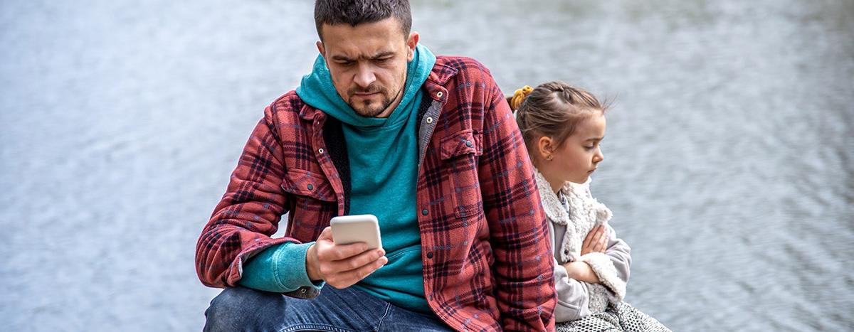 dad-with-a-phone-in-his-hands-does-not-pay-attention