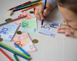 little-girl-draws-money-banknotes-with-colored-pen