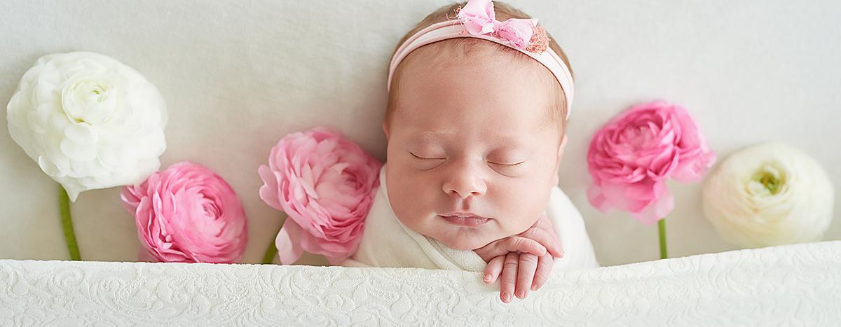 sleeping-newborn-baby-girl-with-flowers