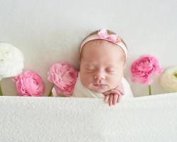 sleeping-newborn-baby-girl-with-flowers