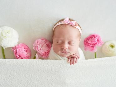 sleeping-newborn-baby-girl-with-flowers