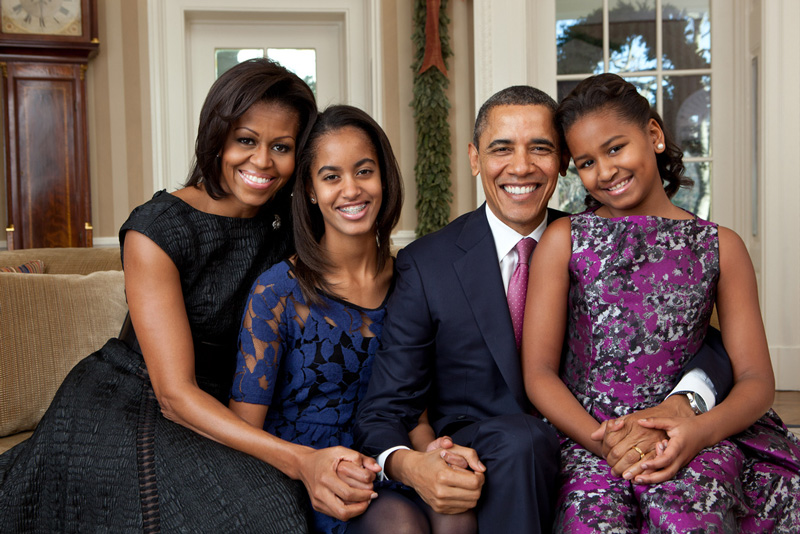 Official Photo of Barack And Michelle Obama With Daughters Malia And Sasha