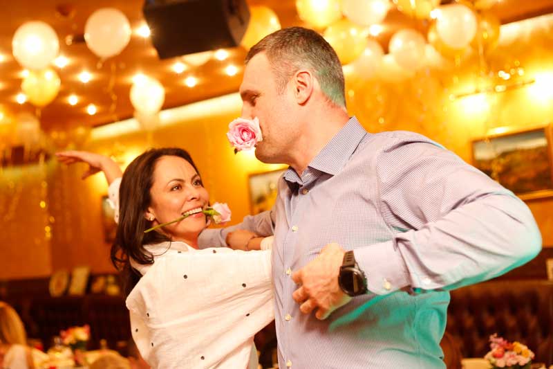 Vitali Klitschko Dancing With Wife With Flower In Mouth