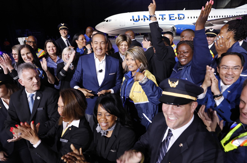 Oscar Munoz Surrounded By Smiling United Airlines Employees 